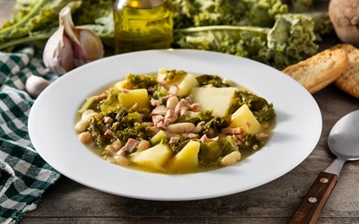 Zuppa Toscana – Creamy Italian Soup with Sausage, Kale, and Potatoes