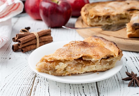 Homemade Apple Pie with Cinnamon
