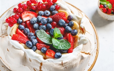 Pavlova – Elegant Meringue Dessert with Whipped Cream and Fresh Berries