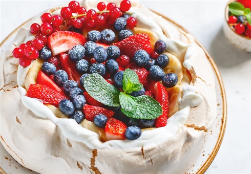 Pavlova – Elegant Meringue Dessert with Whipped Cream and Fresh Berries