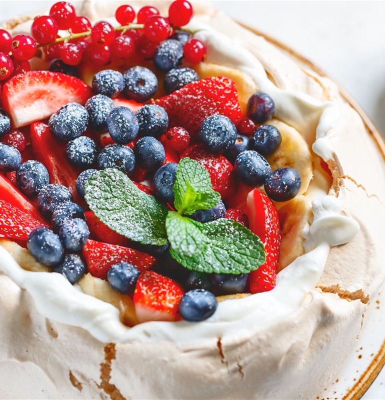 Pavlova – Elegant Meringue Dessert with Whipped Cream and Fresh Berries