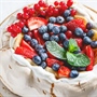 Pavlova – Elegant Meringue Dessert with Whipped Cream and Fresh Berries